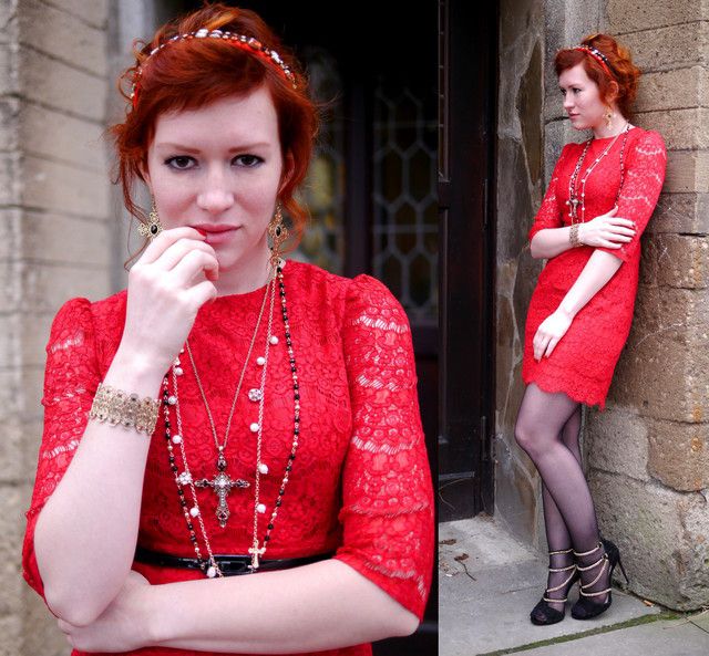 Combinar un vestido rojo - Miles de collares