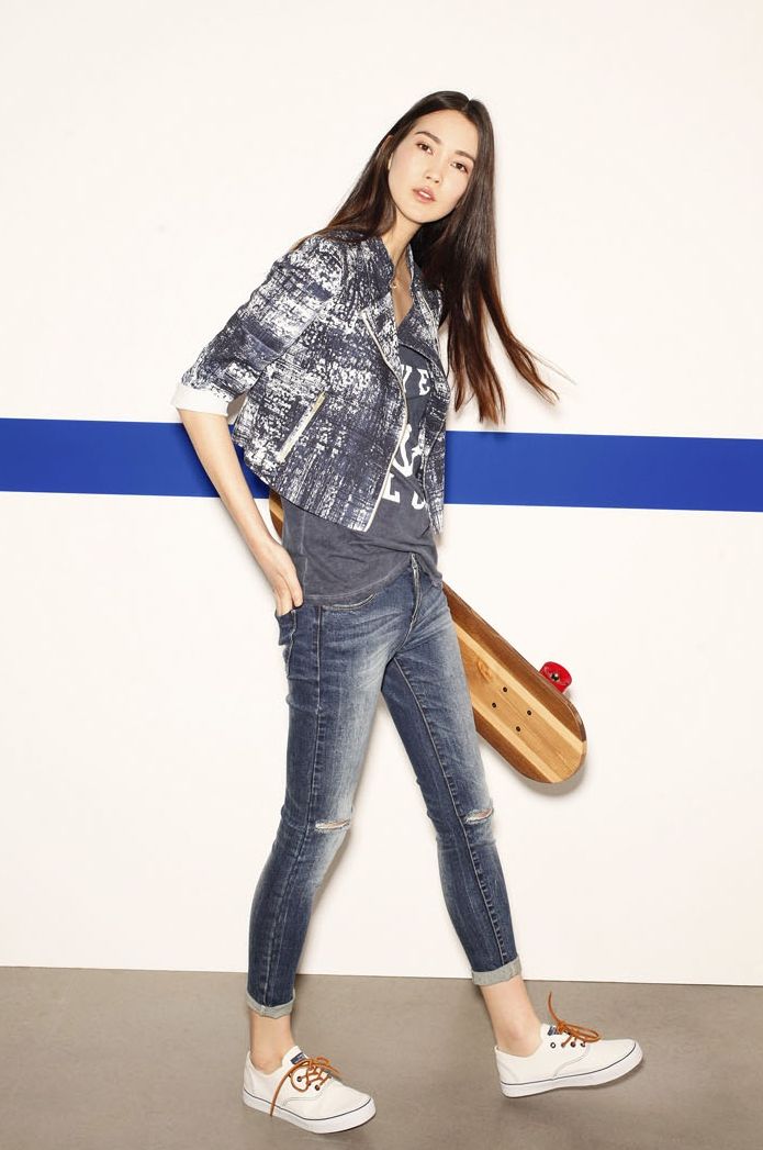 Sfera online - Vaqueros, camiseta y chaqueta Sfera online - Vaqueros, camiseta y chaqueta