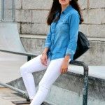Camisa vaquera por fuera del pantalón