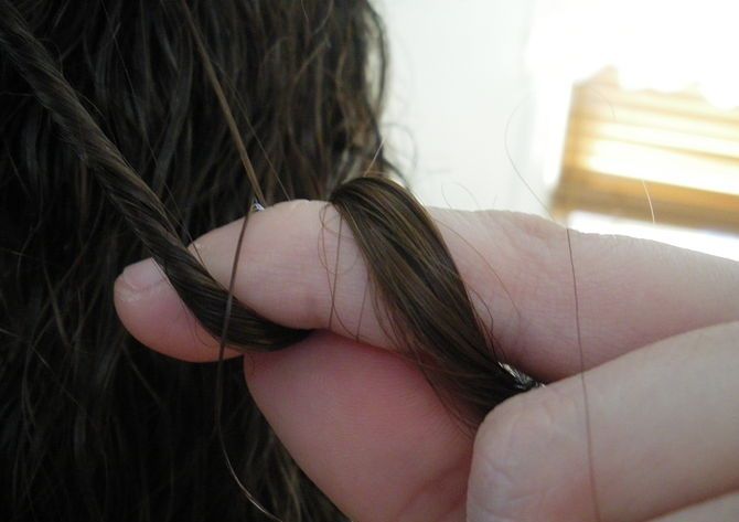 Pelo rizado perfecto con las manos