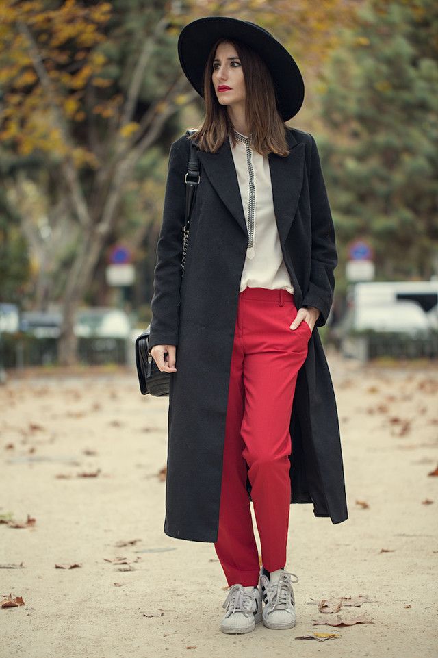 Pantaón rojo con abrigo negro