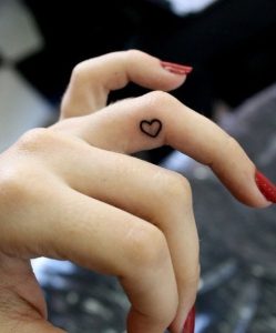 Tatuajes pequeños en la mano