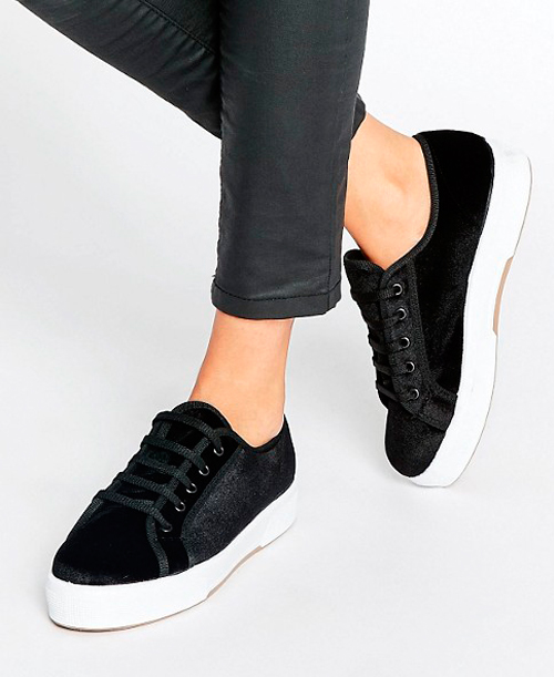 zapatos de terciopelo con escudo