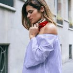 camisa blanca con rayas azules