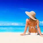 chicas en la playa de espalda