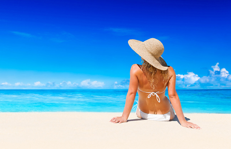 chicas en la playa de espalda