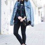 chamarra sobre los hombros