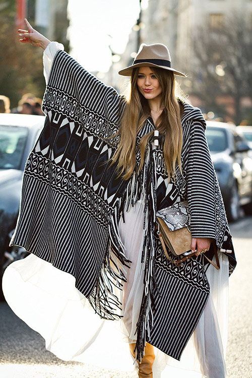 cómo usar ponchos y capas