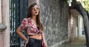 Cómo llevar un crop top con estilo cómo llevar un crop top