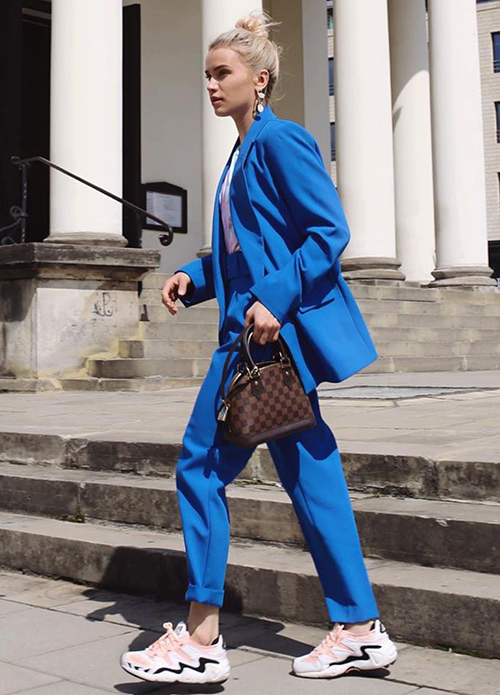 americana con deportivas mujer