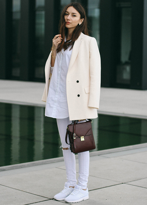 como combinar zapatillas deportivas mujer