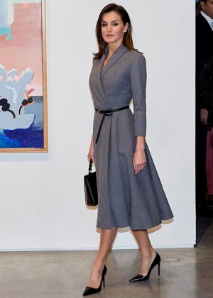 ⊛ Cómo Combinar un Vestido Gris con Éxito ⇒ 【Guía】 ️