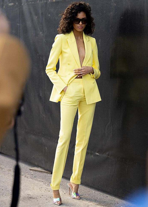 como combinar el color amarillo en ropa