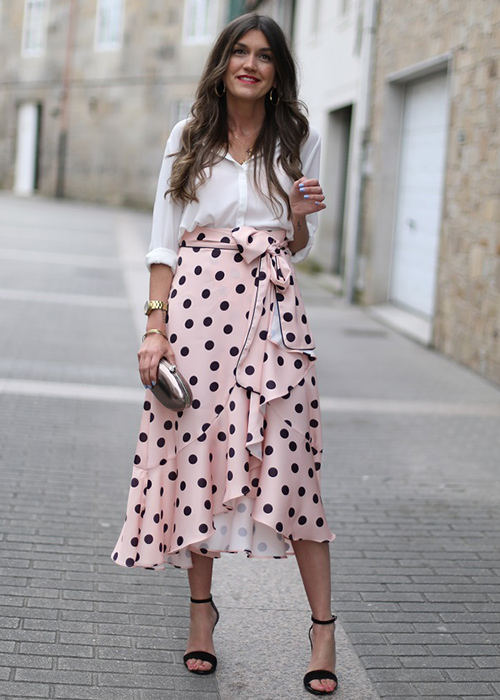combinar falda lunares mujer