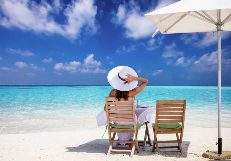 usar sombrilla de playa para el sol usar sombrilla de playa para el sol