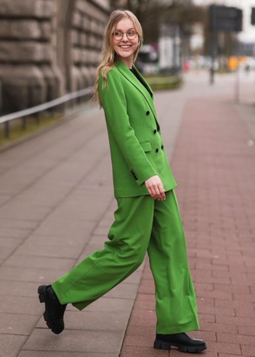 combinar pantalon verde botella mujer