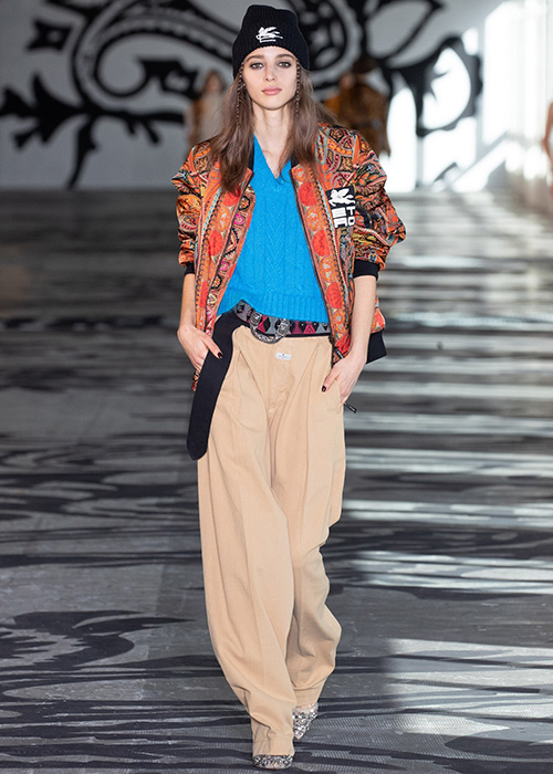 Cómo combinar un pantalón beige de mujer - %