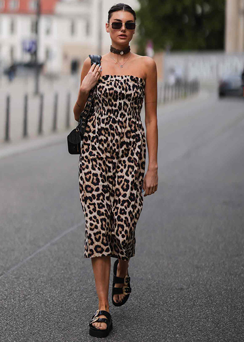 vestido de leopardo con tenis