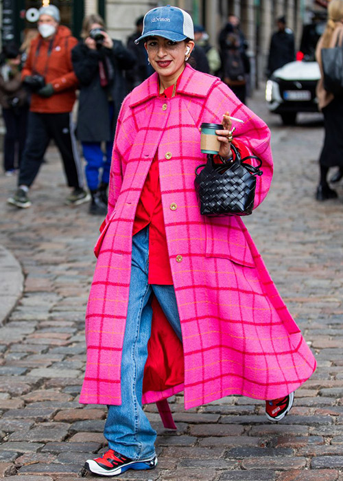 ideas de looks con abrigo rosa