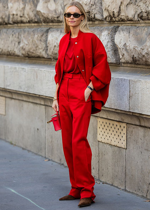 combinar bolso rojo invierno