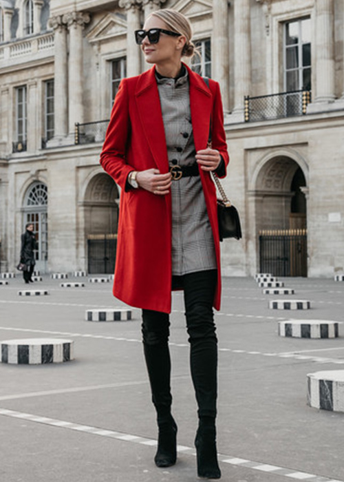 combinar chaqueta roja mujer