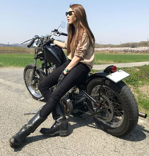 como vestir para ir en moto mujer