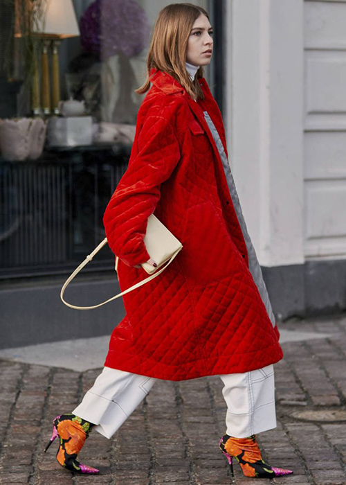 outfit abrigo rojo