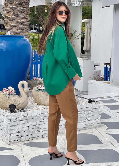 camisa verde con pantalon gris
