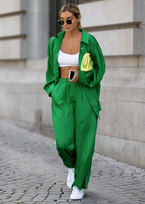 combinar camiseta rosa mujer