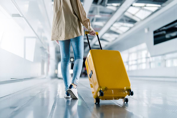 llevar un vestido de fiesta en el avión