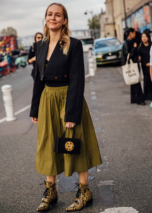 combinar chaqueta corta con falda