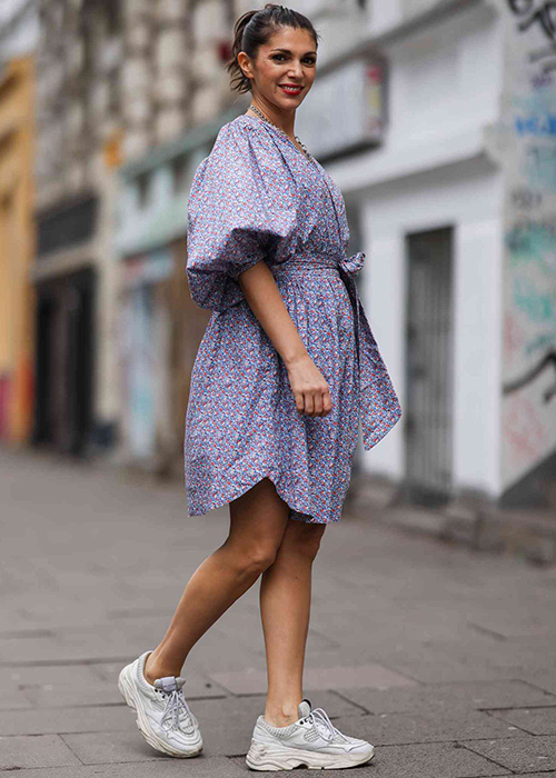 deportivas converse gris con vestido