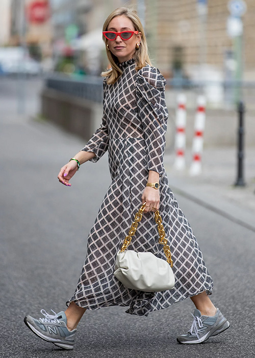deportivas grises con vestido