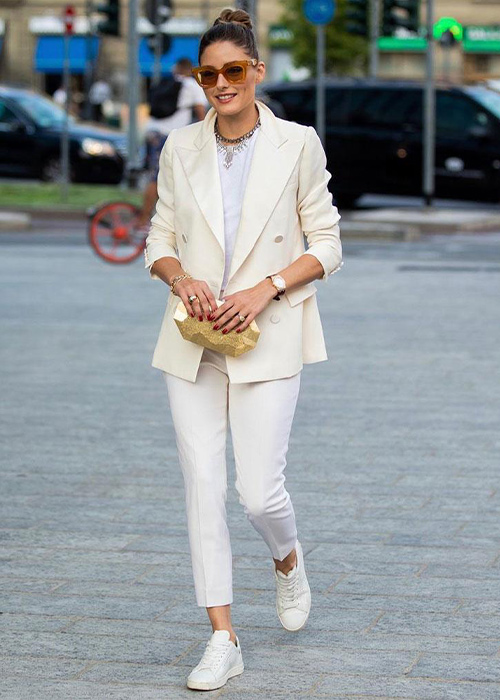 zapatillas con traje de chaqueta