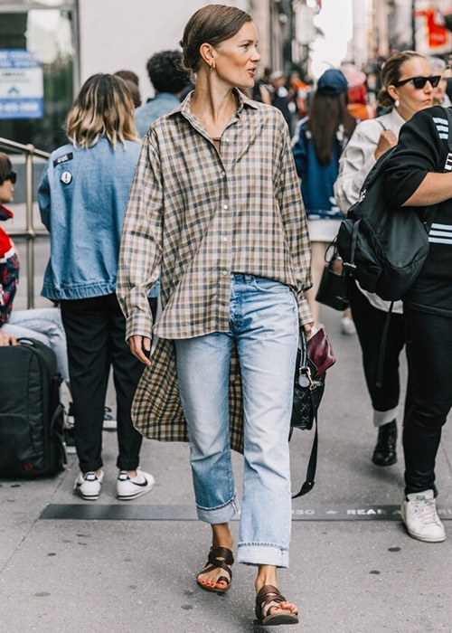 maneras de ponerse una camisa mujer