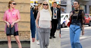 Cómo llevar una camiseta transparente con estilo looks con camiseta transparente mujer