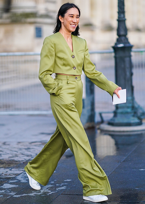 zapatillas con traje mujer