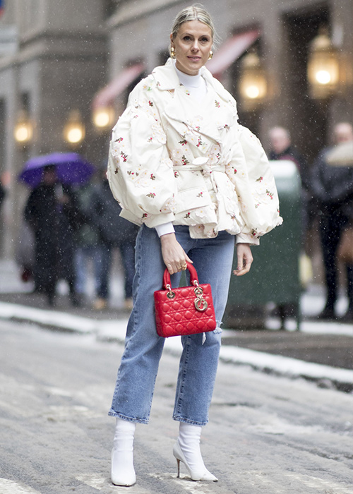 cómo combinar bolsos de colores