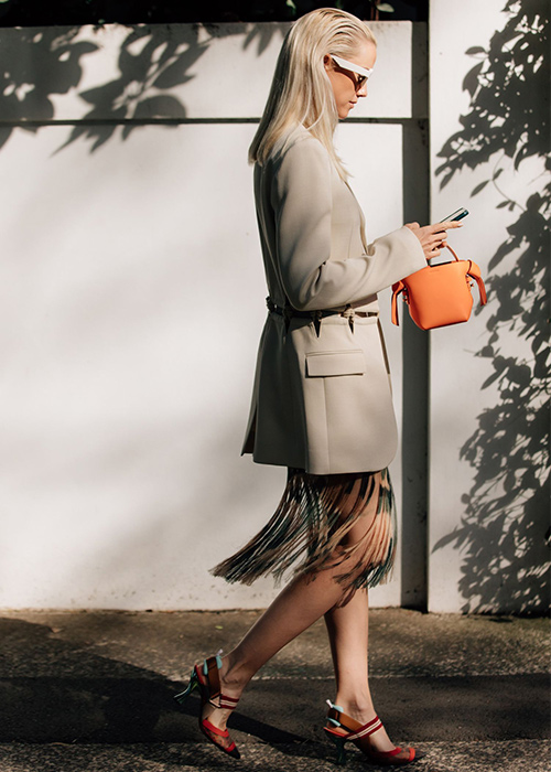 cómo combinar bolsos statement con outfits básicos