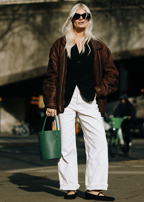cómo elevar un look básico con accesorios