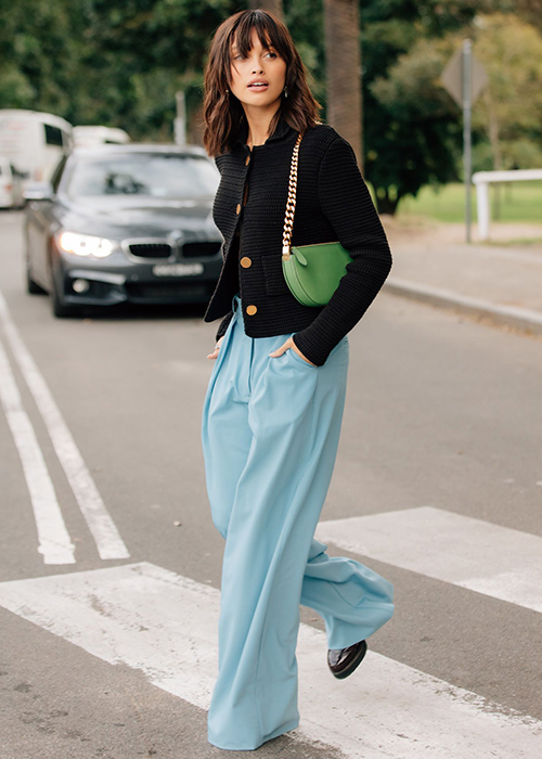 looks minimalistas con bolso llamativo
